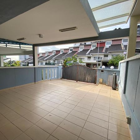 Entire Residential Home•Jia Residences Bkt Serdang沙登温暖的家 Seri Kembangan Exterior photo